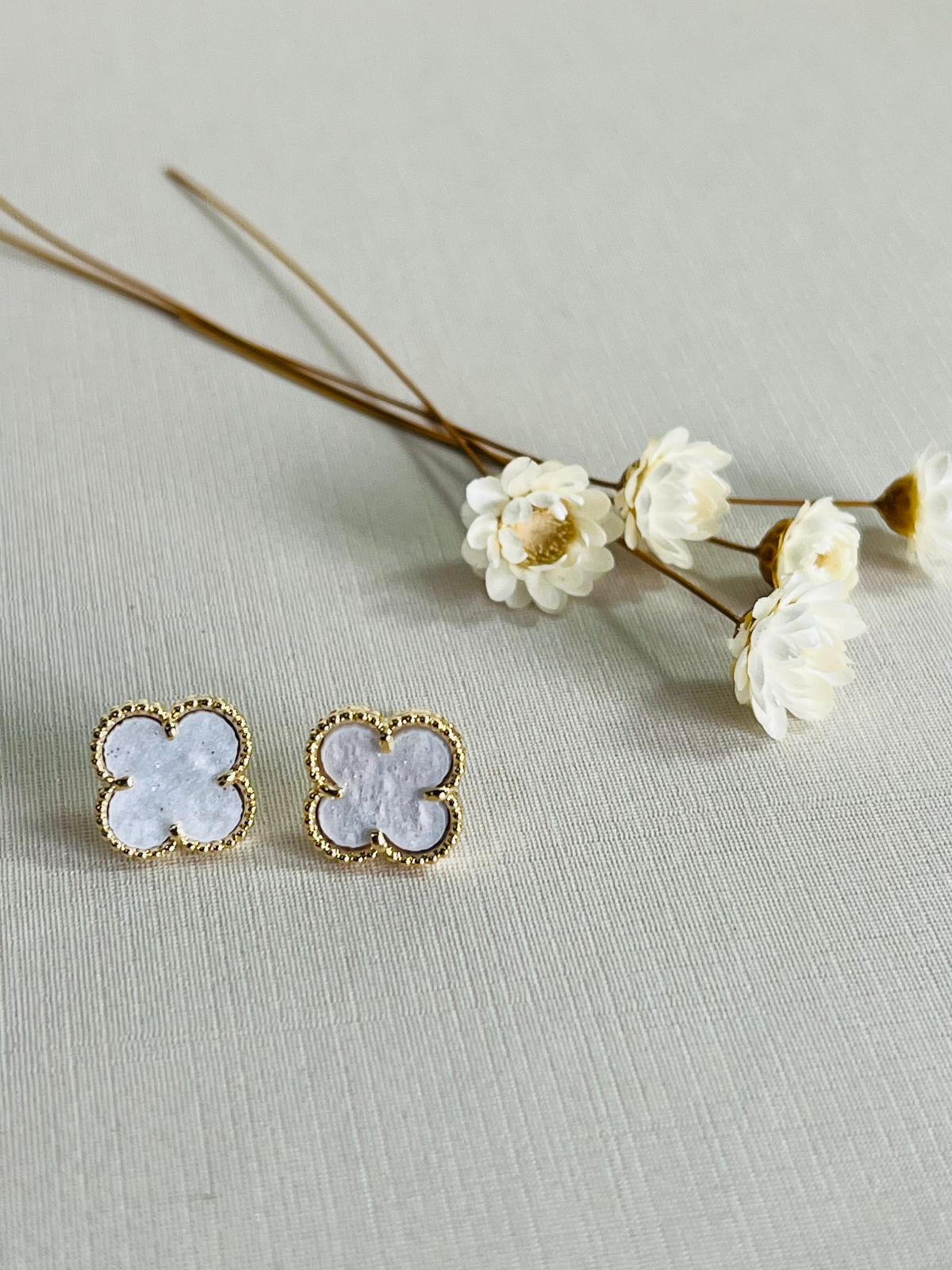 Brinco trevo inspiração Van Cleef em Madre Pérola