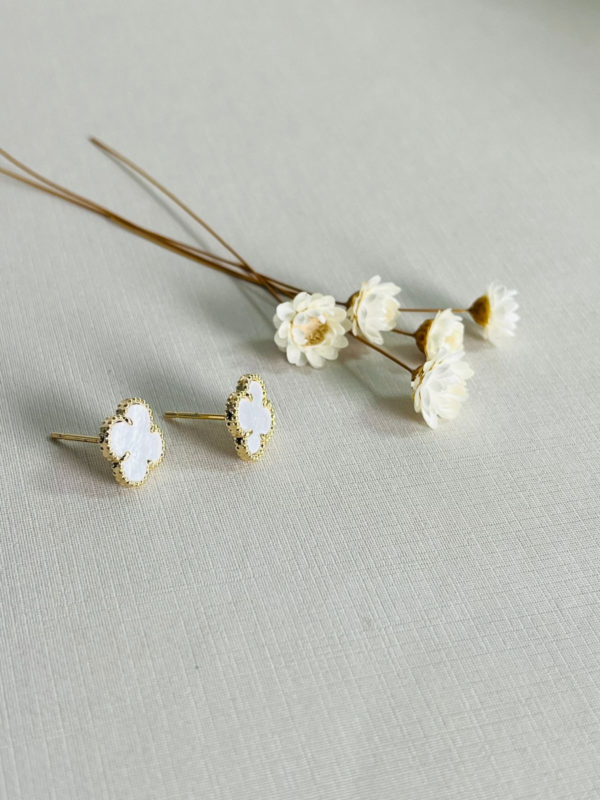 Brinco trevo inspiração Van Cleef em Madre Pérola - Imagem 2