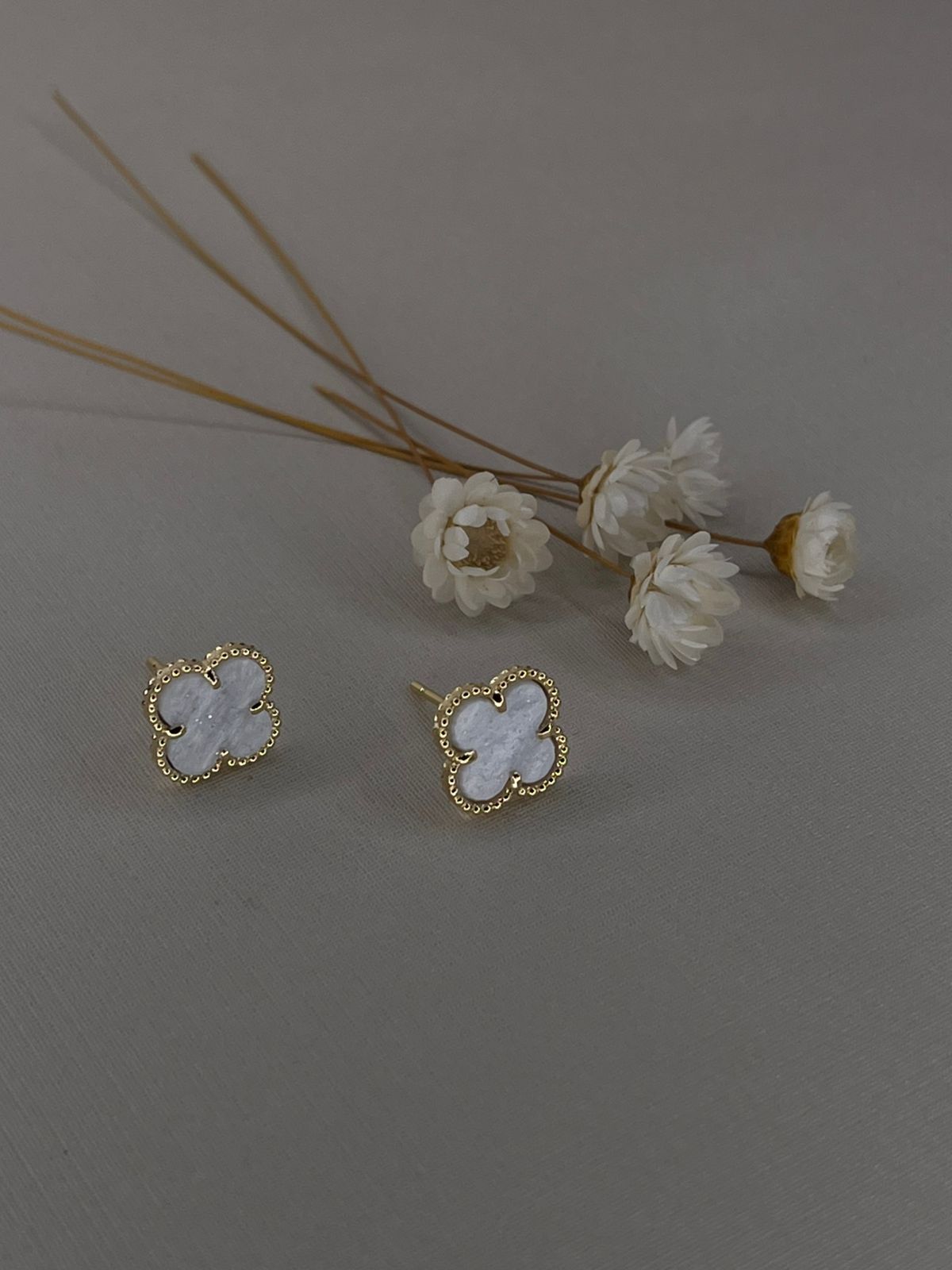 Brinco trevo inspiração Van Cleef em Madre Pérola - Imagem 3