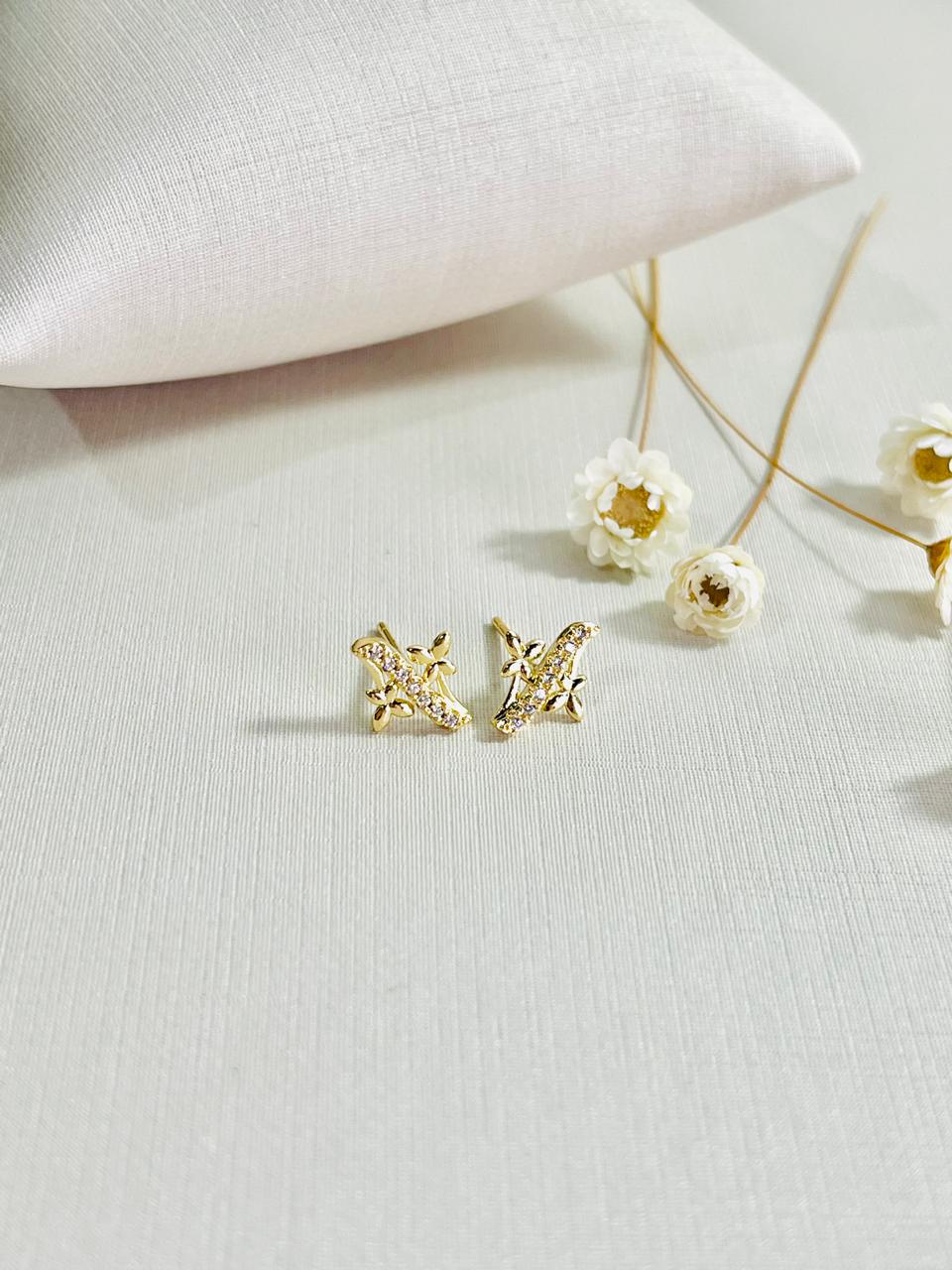 Brinco linha cravejada com mini borboletas banhado a ouro 18k