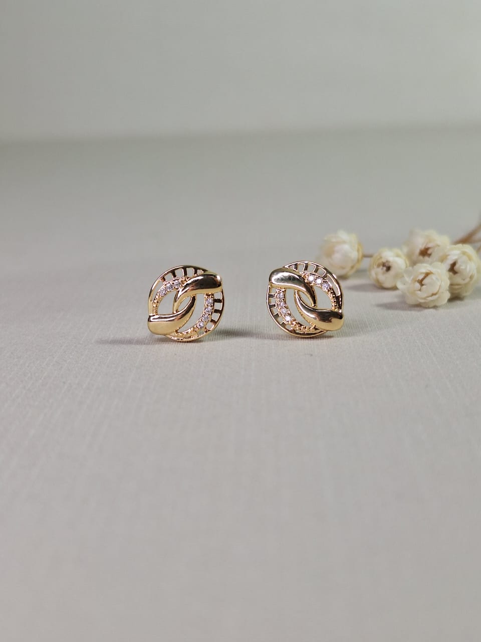 Brinco oval vazado com gotas entrelaçadas