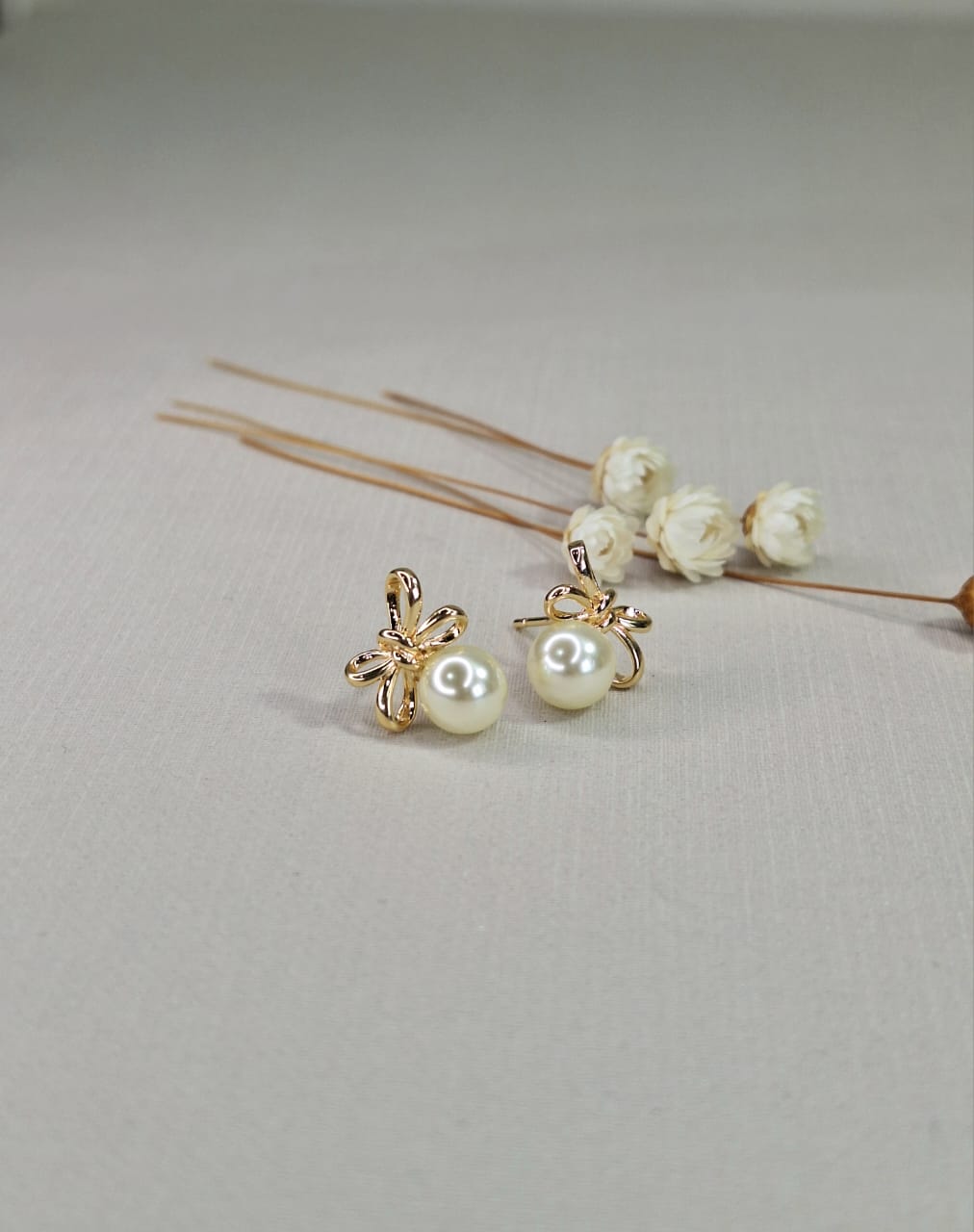 Brinco laço com pérola