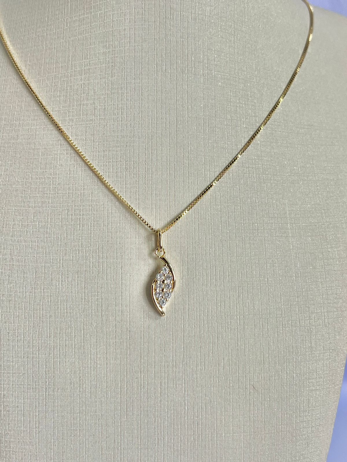 Colar com pingente folha cravejada