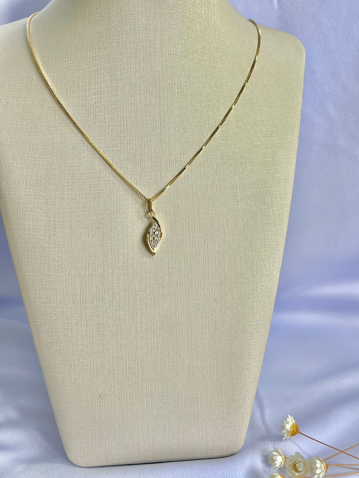 Colar com pingente folha cravejada - Imagem 2